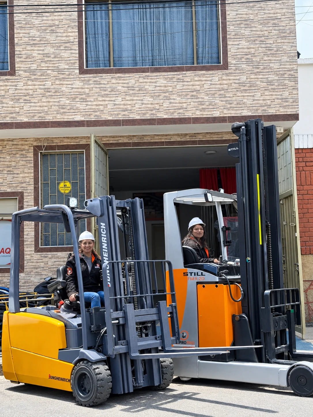 Equipo de operadoras y montacargas eléctricos SERPROMAQ