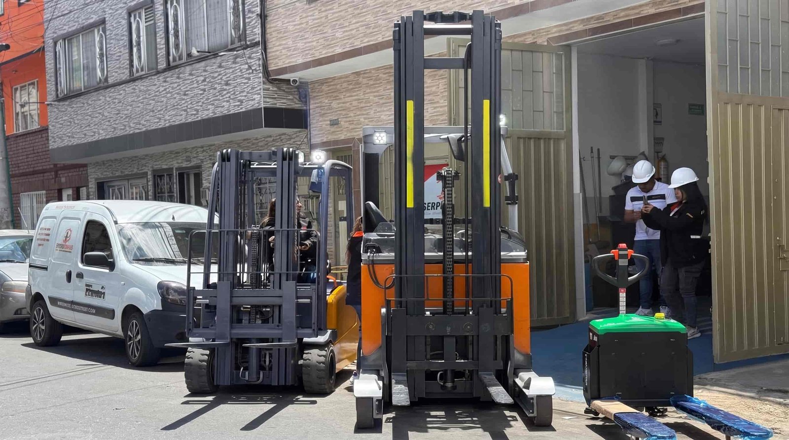 Flota logística y vehículo taller móvil SERPROMAQ