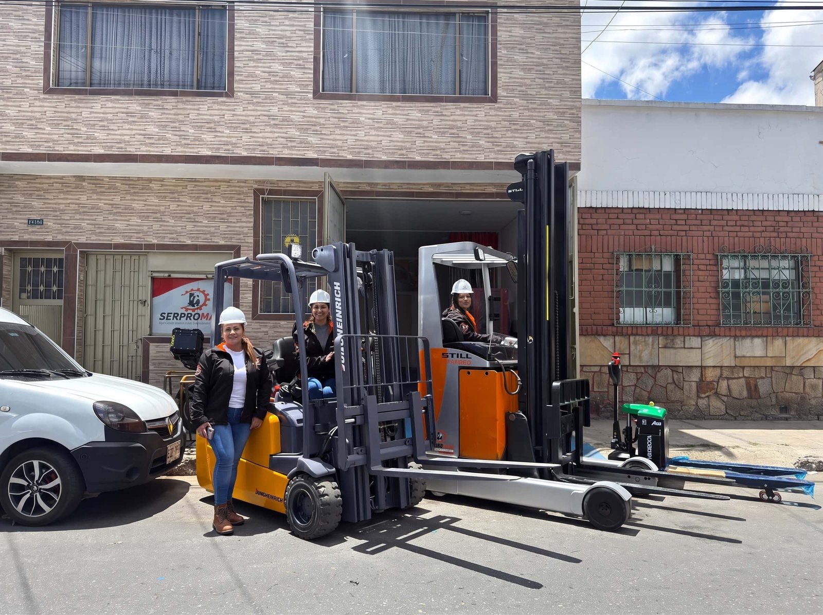 Equipo SERPROMAQ en sede principal